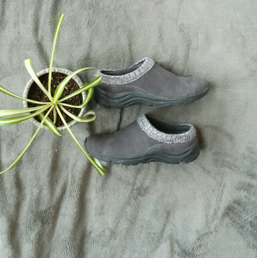 Vionic clogs